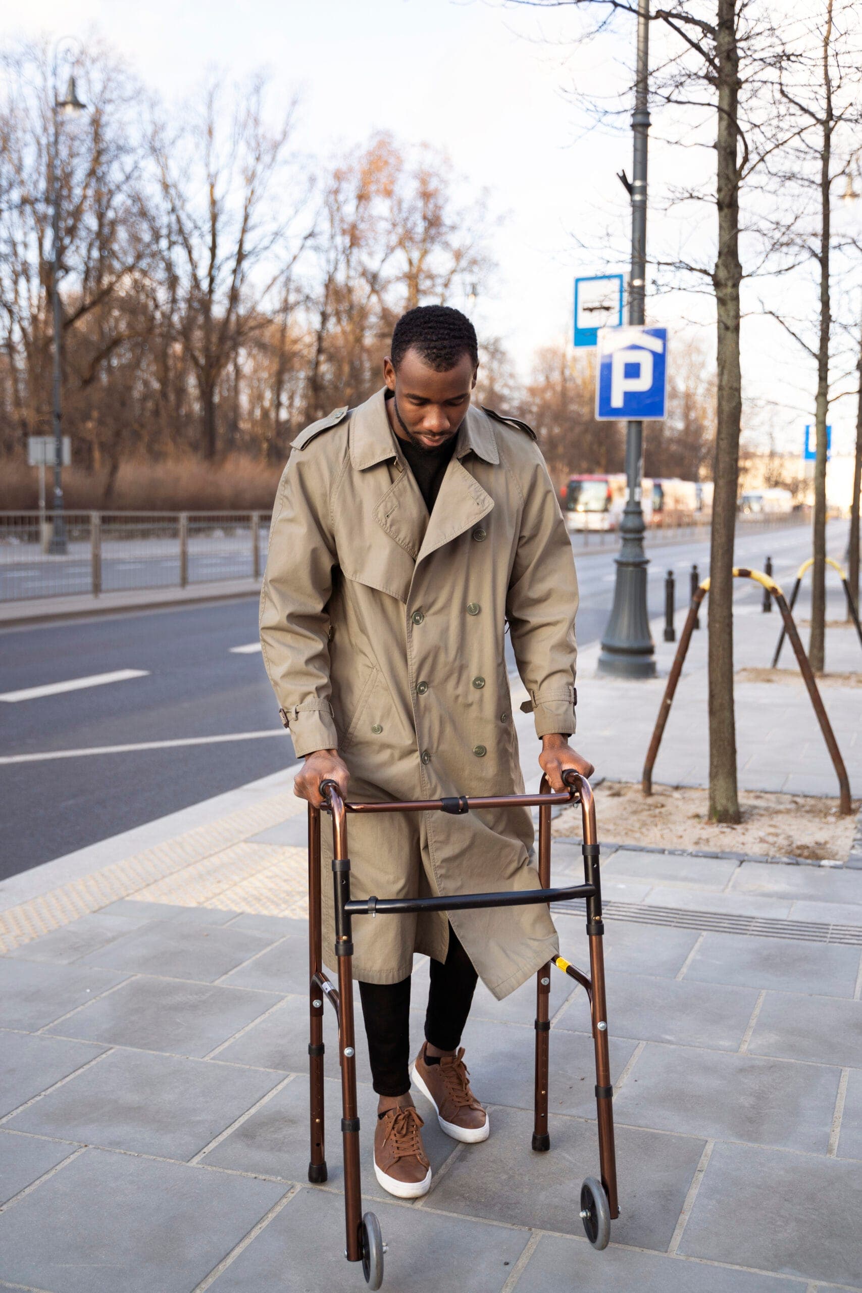 full-shot-man-with-walking-frame-city